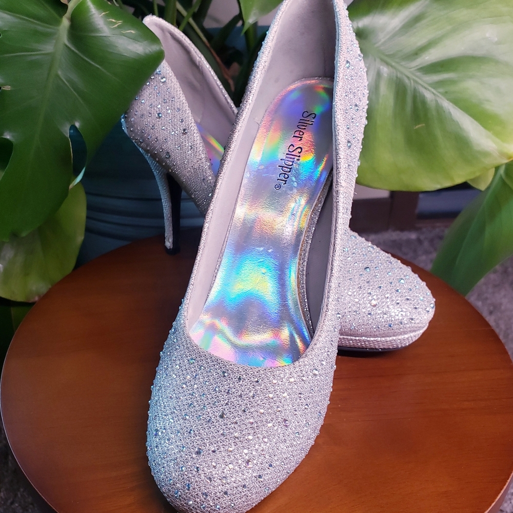 Silver Slipper Mirage Heel Size 8 Wide